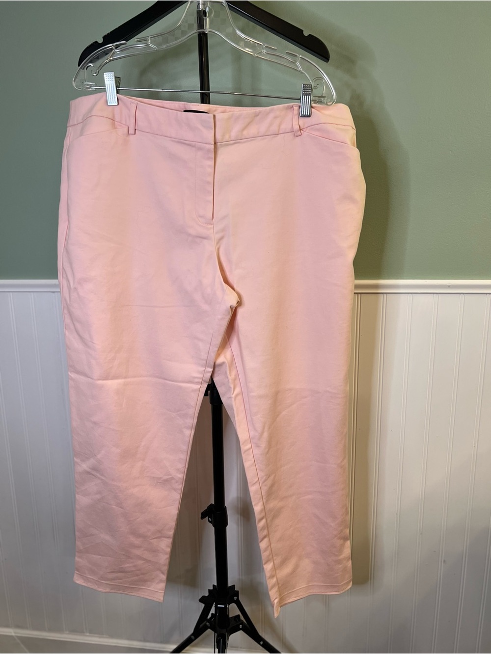 Liz Claiborne Emma Mid Rise Cropped Straight Jeans in Pale Pink. Size 18